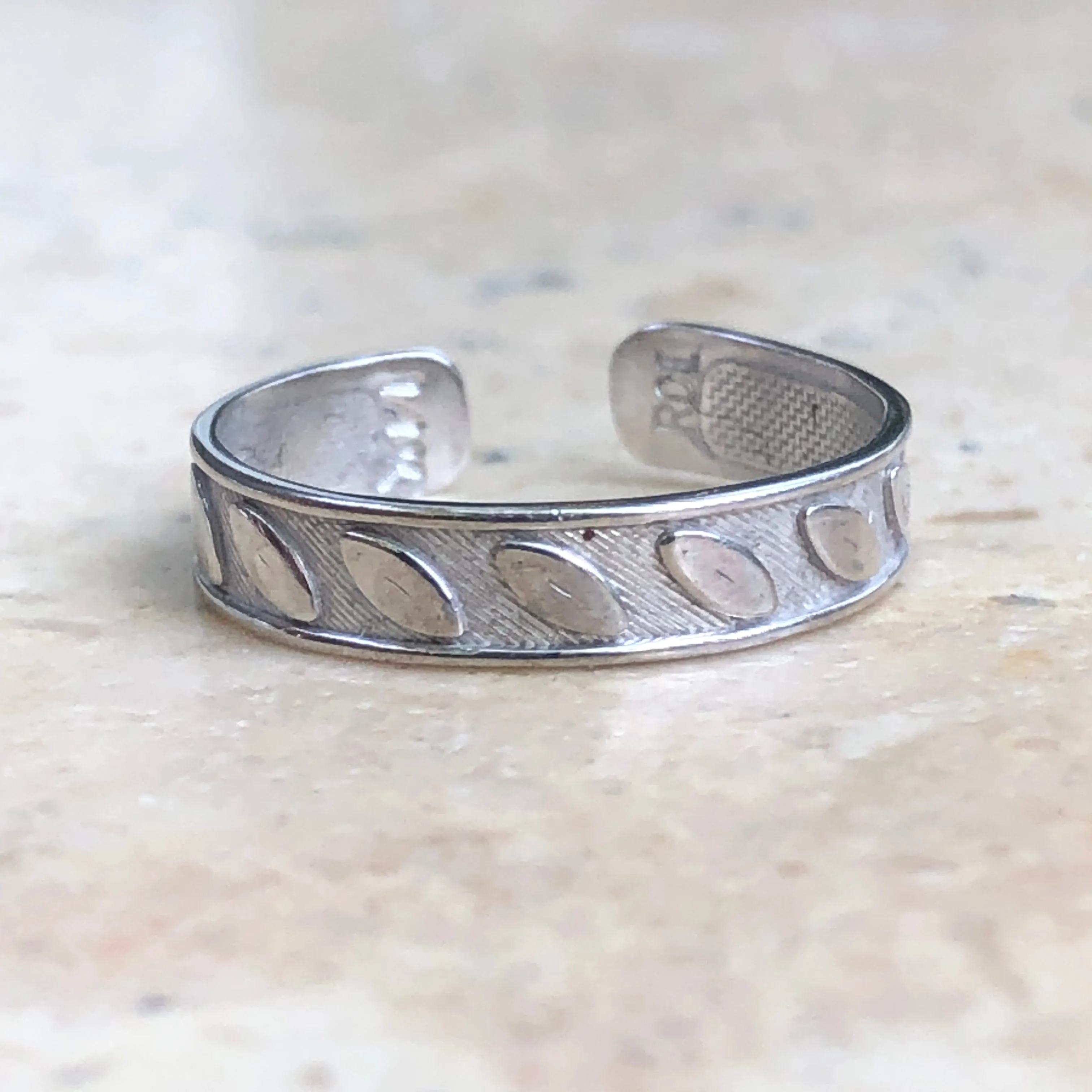 14KT White Gold Leaf Pattern Toe Ring