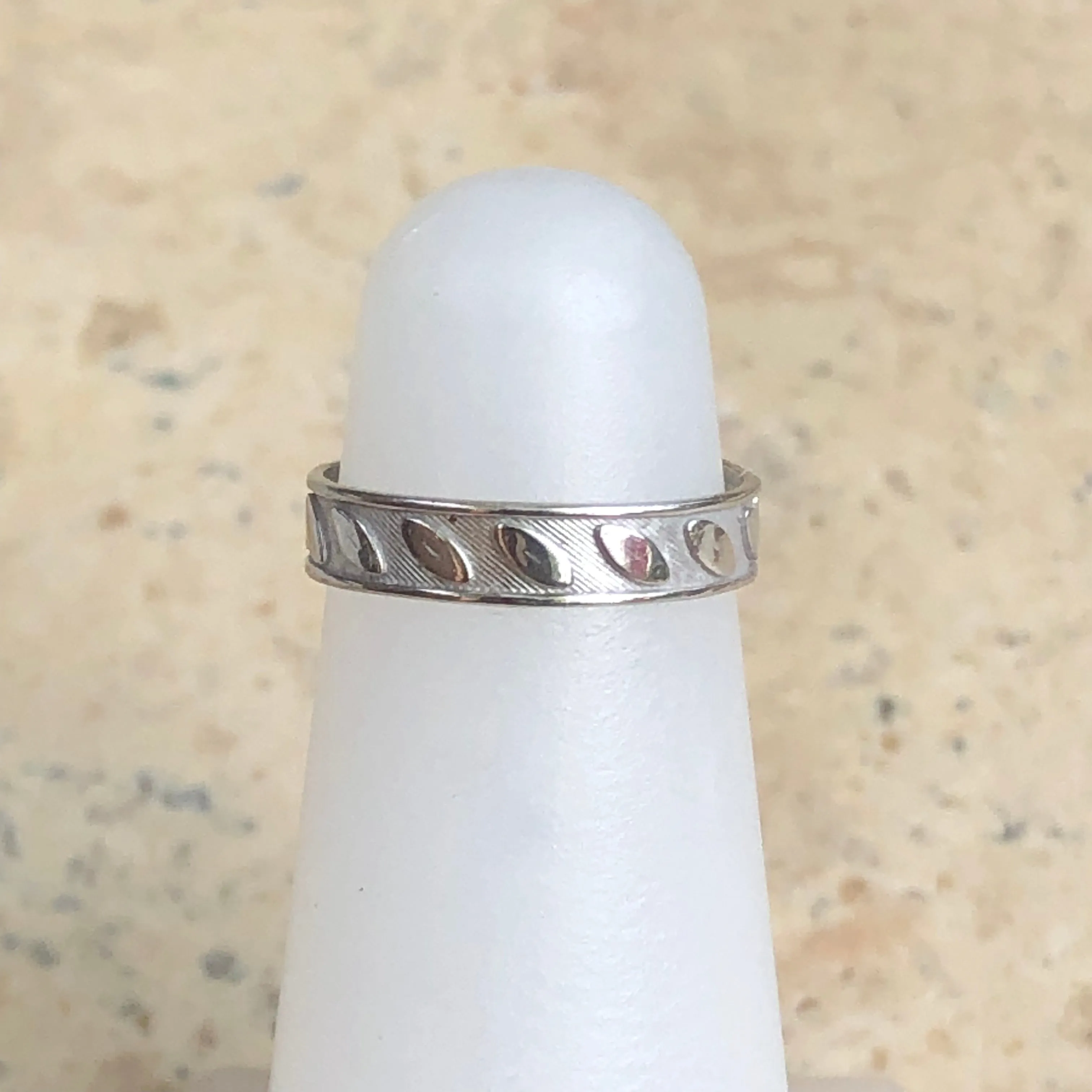 14KT White Gold Leaf Pattern Toe Ring