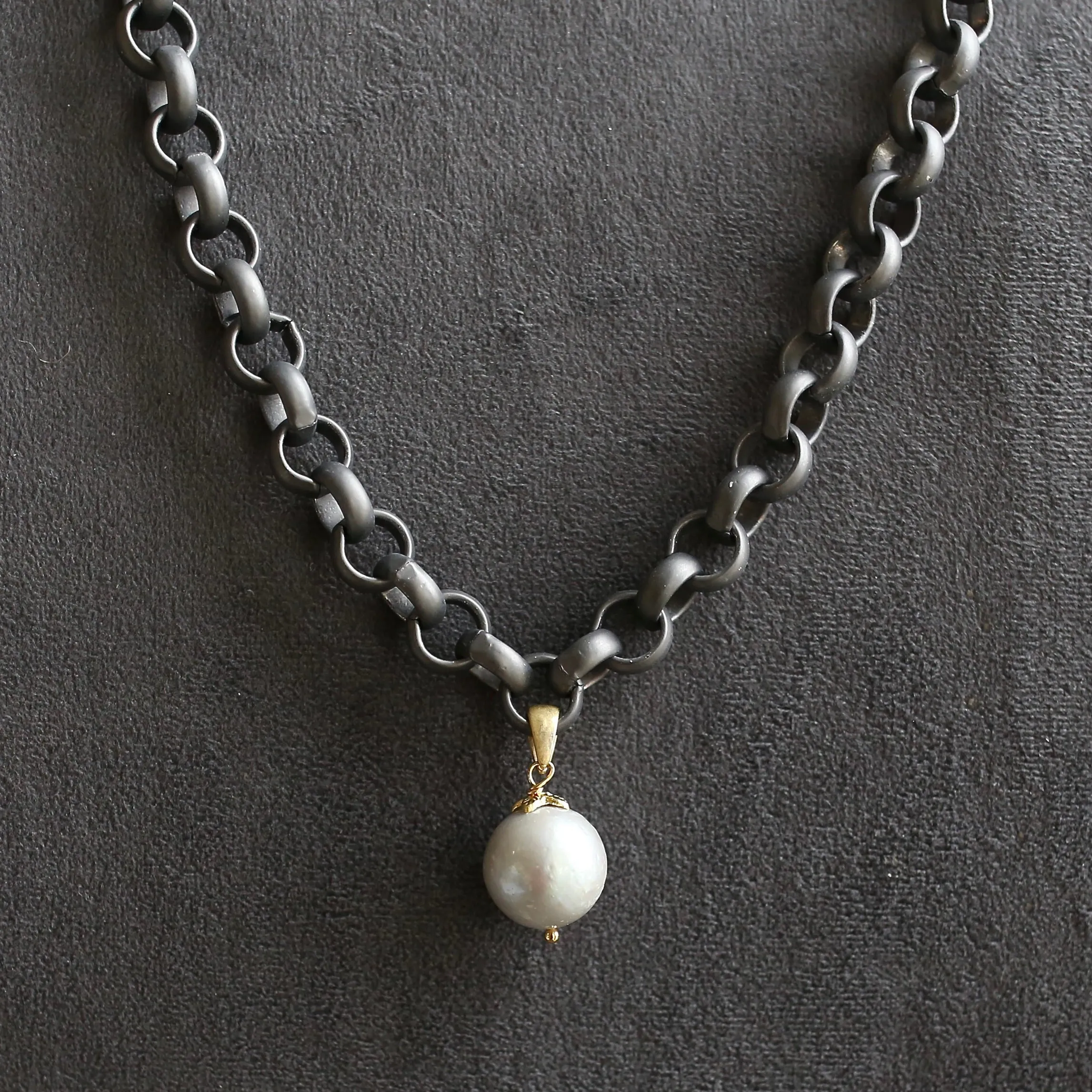 154-07-T | TITANIUM TURKISH CHOKER W/ GRAY EDISON DROP