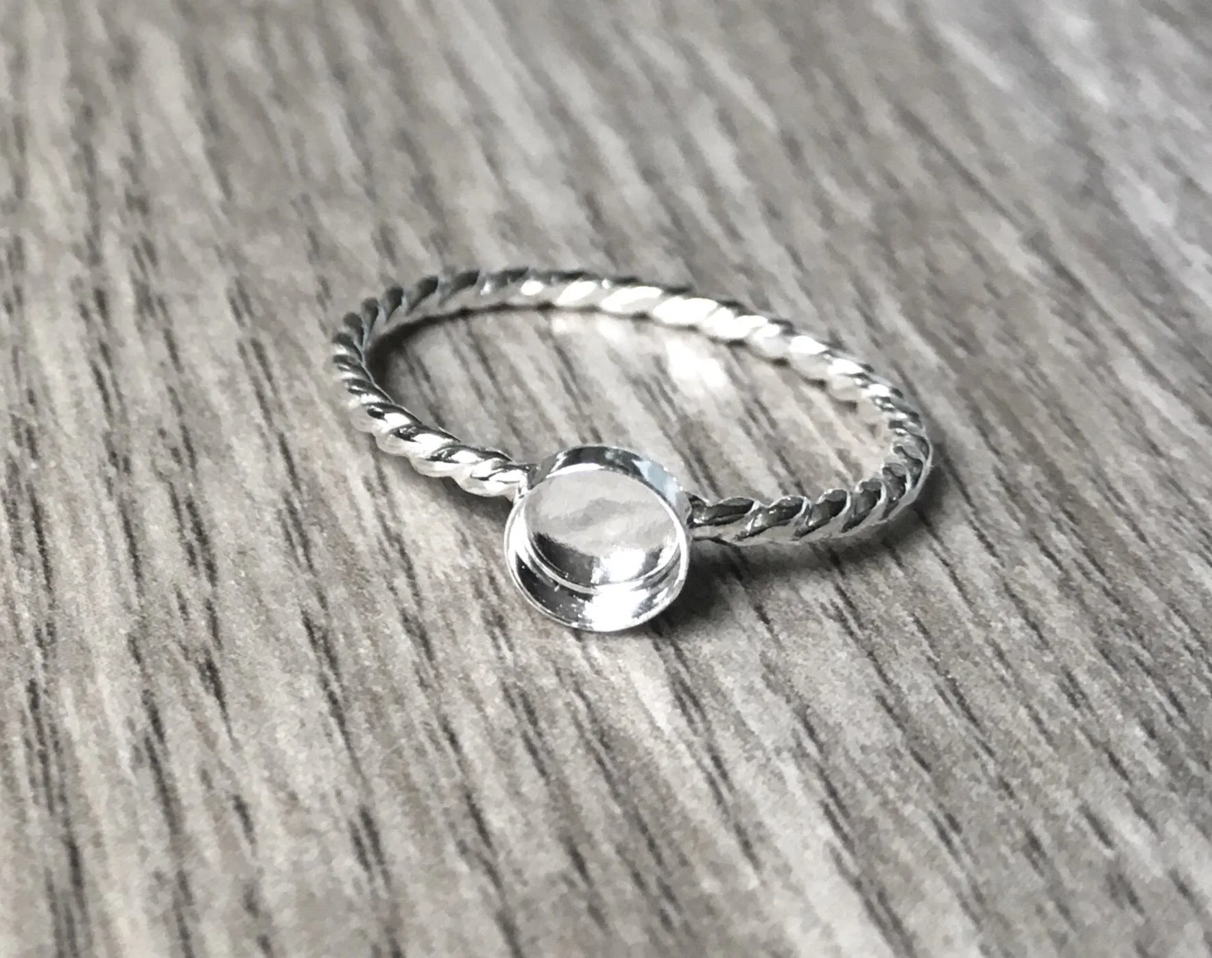 Twist Band Round Bezel Cup Ring Blank | 4 mm, 5 mm, 6 mm, 8 mm, 10 mm