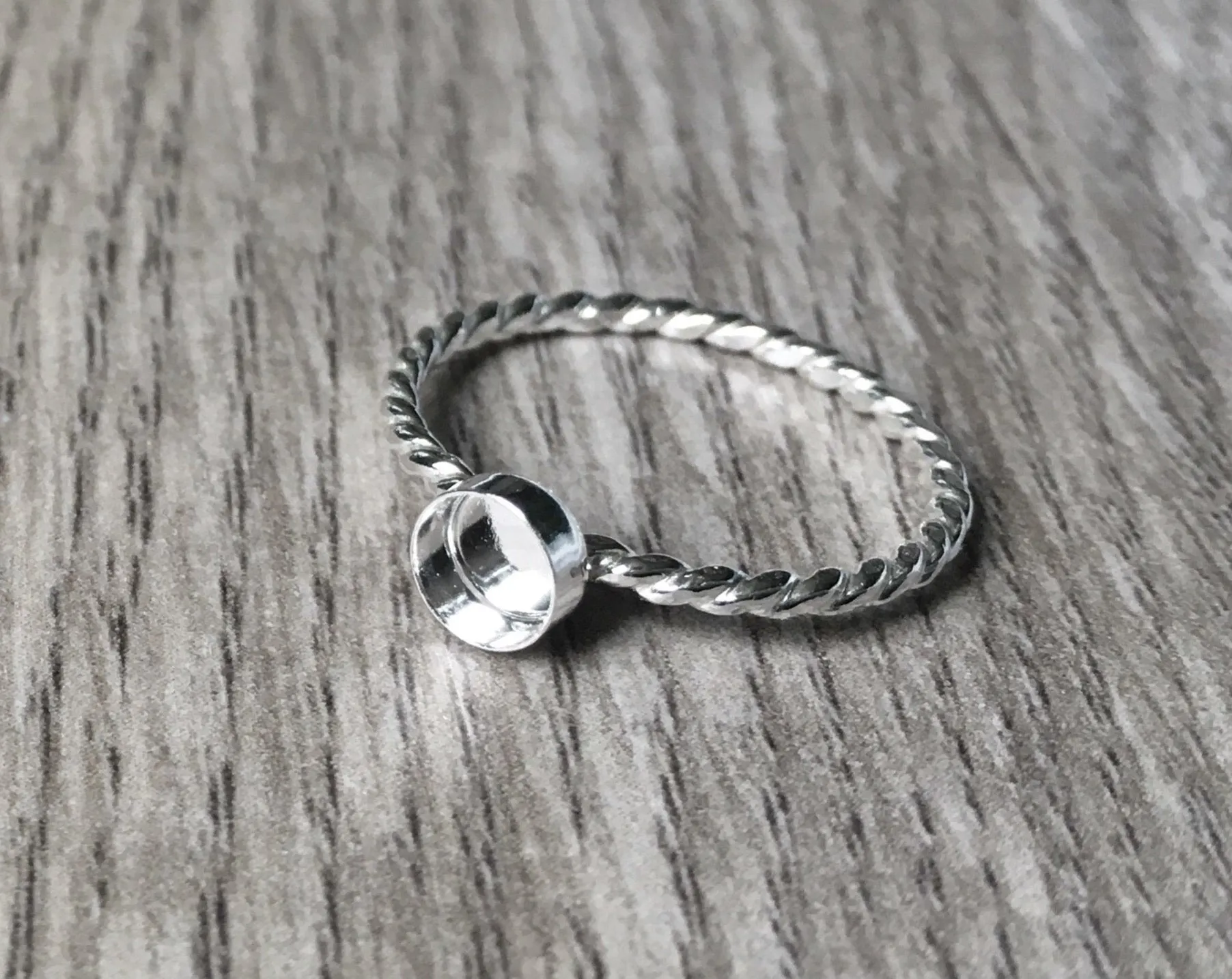 Twist Band Round Bezel Cup Ring Blank | 4 mm, 5 mm, 6 mm, 8 mm, 10 mm
